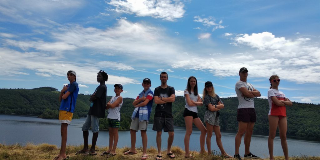 Petite photo de famille devant le lac "Le Bès" (dans lequel nous nous sommes baignés)